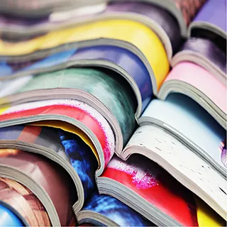 image de la refonte d'un site web journal  avec des journaux