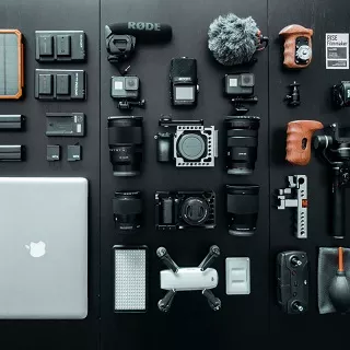 image de la création d'un site web pour voyageur avec du matériel pour filmer